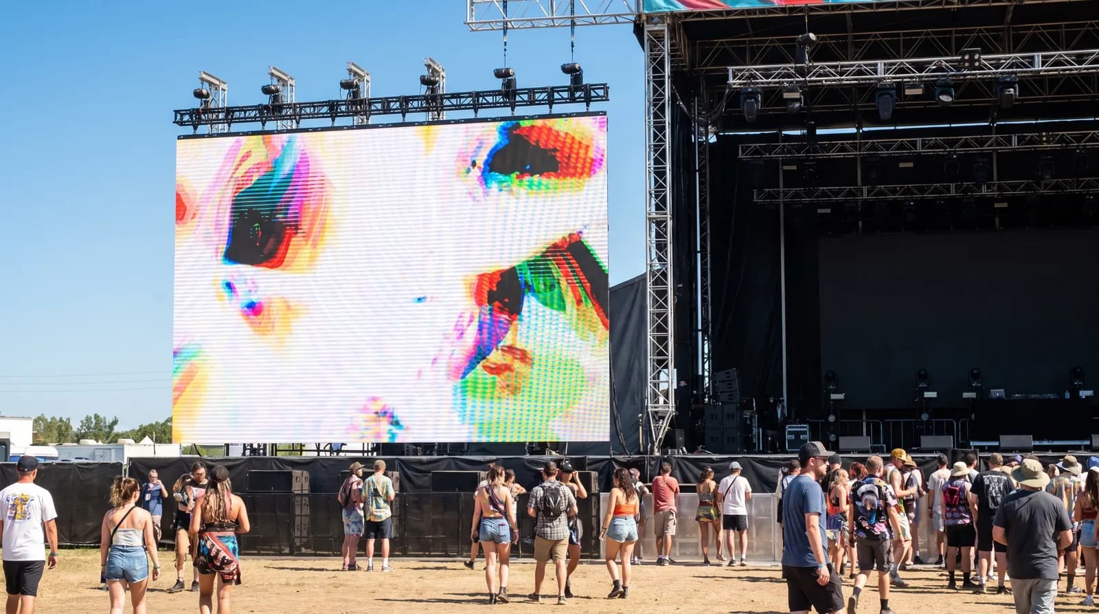 A high-brightness outdoor LED screen readable in direct daylight